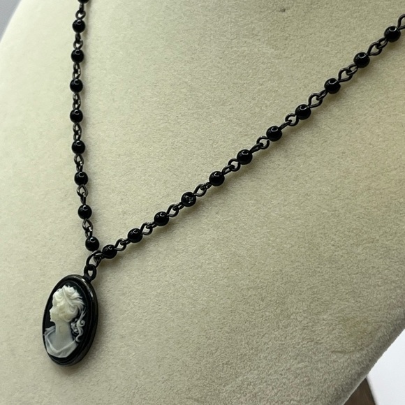 Black and White Cameo Victorian Necklace Black Beads - Picture 4 of 11